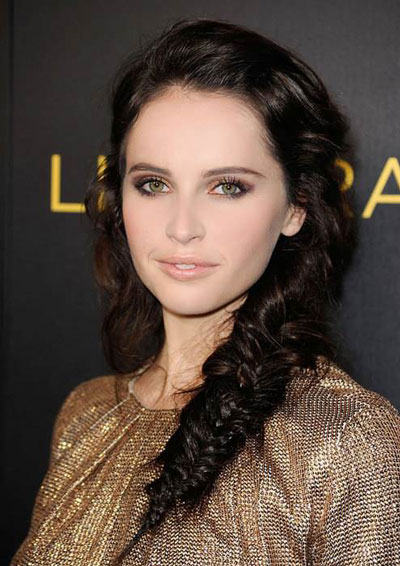 Felicity Jones’ Casual Roughed-Up Side Braid