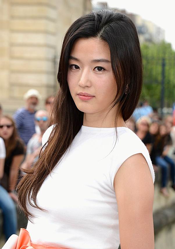 Gianna Jun's Simple Long and Layered Hairstyle At The 2013 Dior Haute Couture Show in Paris