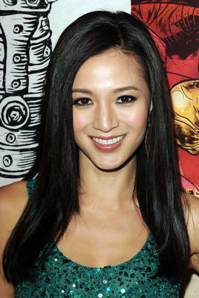 Grace Huang’s Classic Long Straight Hairstyle with Side Part