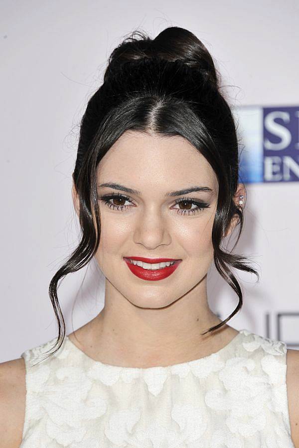 Kendall Jenner’s High Sock Bun Hairstyle With Side Curls For Prom