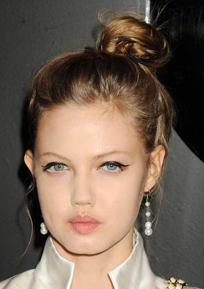 Lindsey Wixson’s Cute Messy Top Bun Hairstyle