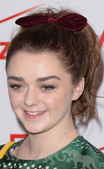 Maisie Williams’ Cute High Ponytail with Ribbon
