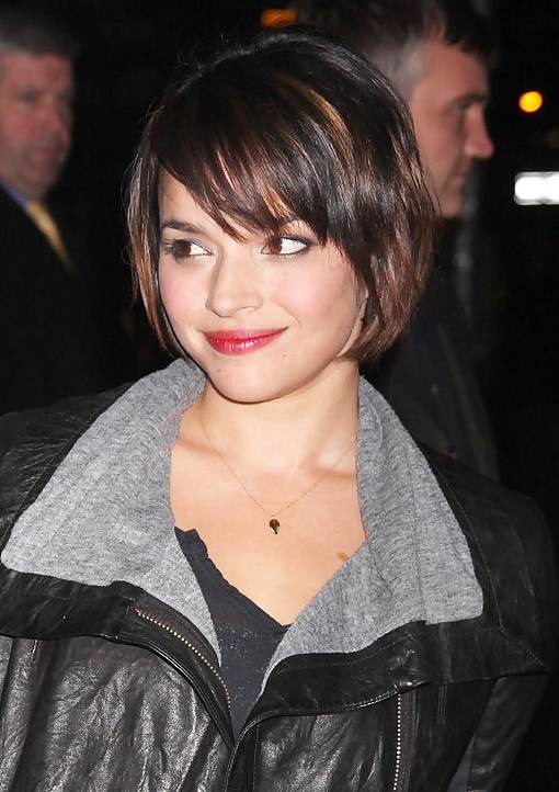 Norah Jones' Cute Layered Bob With Eye-Grazing Bangs