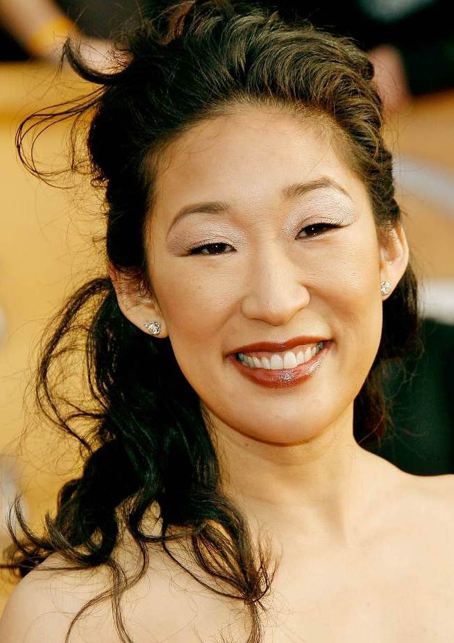 Sandra Oh's Dreamy Curly Half Up, Half Down Hairstyle