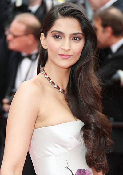 Sonam Kapoor’s Sexy Curly Side-Swept Hairstyle at the 2013 Cannes Film Festival