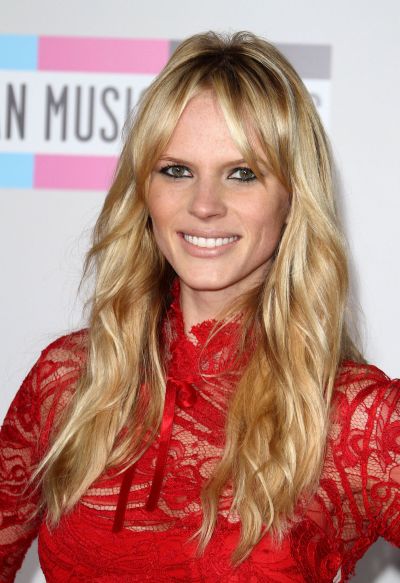 Anne Vyalitsyna's Long Blonde Wavy Hair In Beachy Hairstyle
