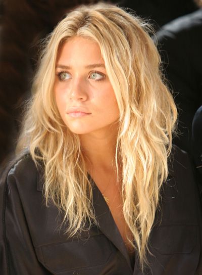 Ashley Olsen's Layered Blonde Hair In Wavy Beachy Hairstyle