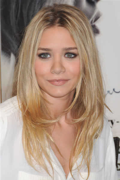 Ashley Olsen's Long Blonde Wavy Hair With Middle Part Hairstyle