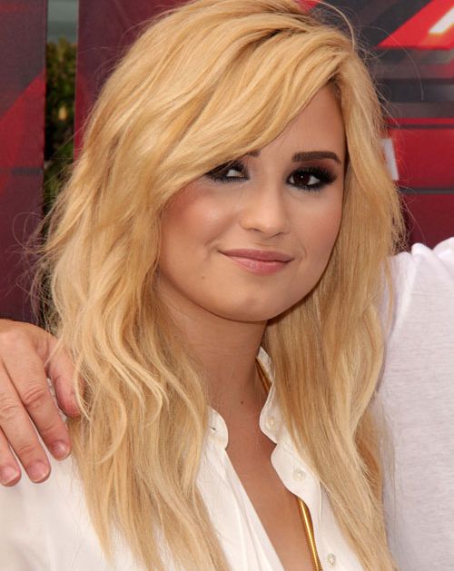 Demi Lovato Blonde Layered Hairstyle Casual Beach Everyday