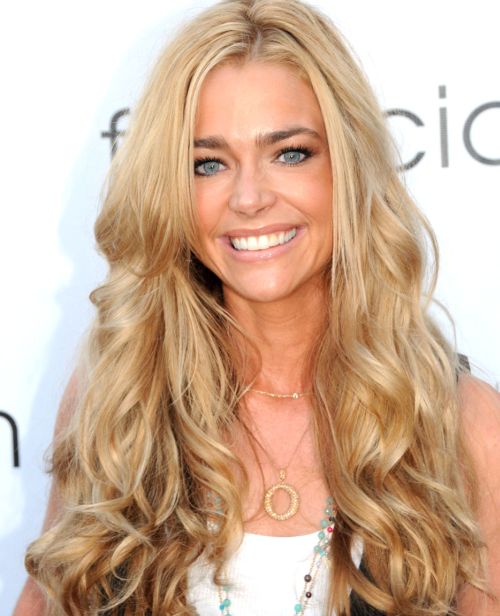 Denise Richards's Long Blonde Curly Hair In Casual Hairstyle