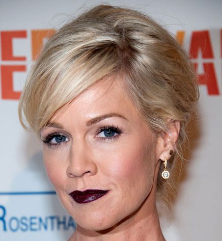 Jennie Garth's Short Straight Blonde Hair In Cropped Mature Hairstyle