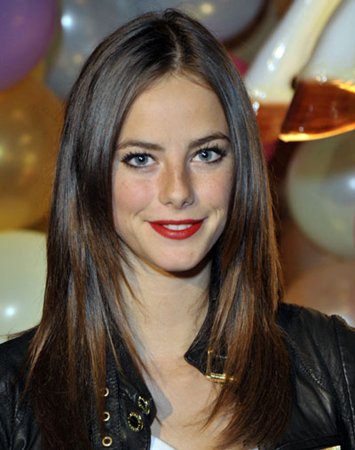 Kaya Scodelario’s Straight Layered Middle Part Hairstyle - Casual ...