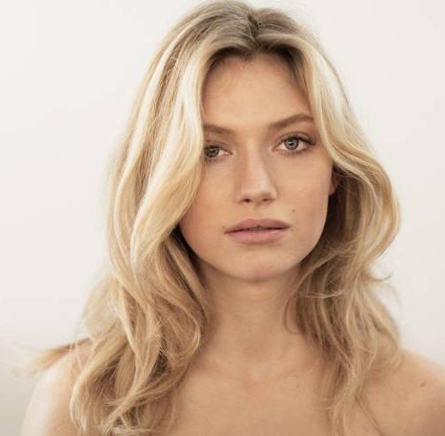 Imogen Poots Blonde Wavy Hairstyle - Casual - Careforhair.co.uk